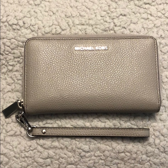 Michael Kors Handbags - Michael Kors Wristlet Smartphone Wallet Gray